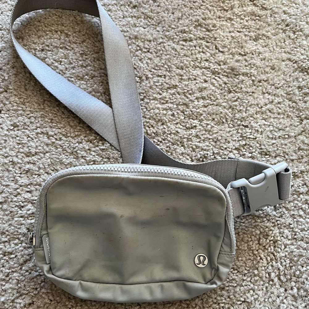 Lululemon Everywhere Belt Bag Extended Strap Seal Grey